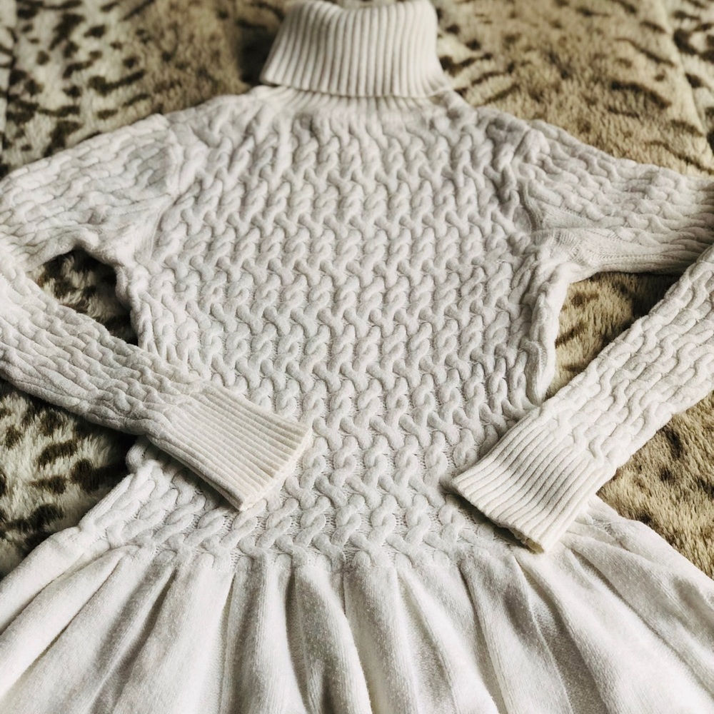 Turtle neck/raffles white sweater